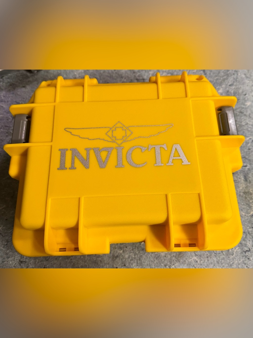 Invicta 3 Slots Yellow Resistant plastic case, no black bottom)